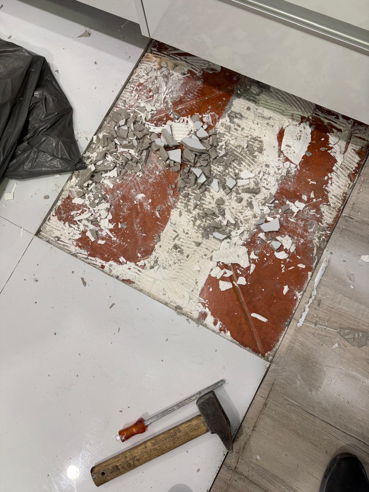 Antes: chão com mosaico danificado