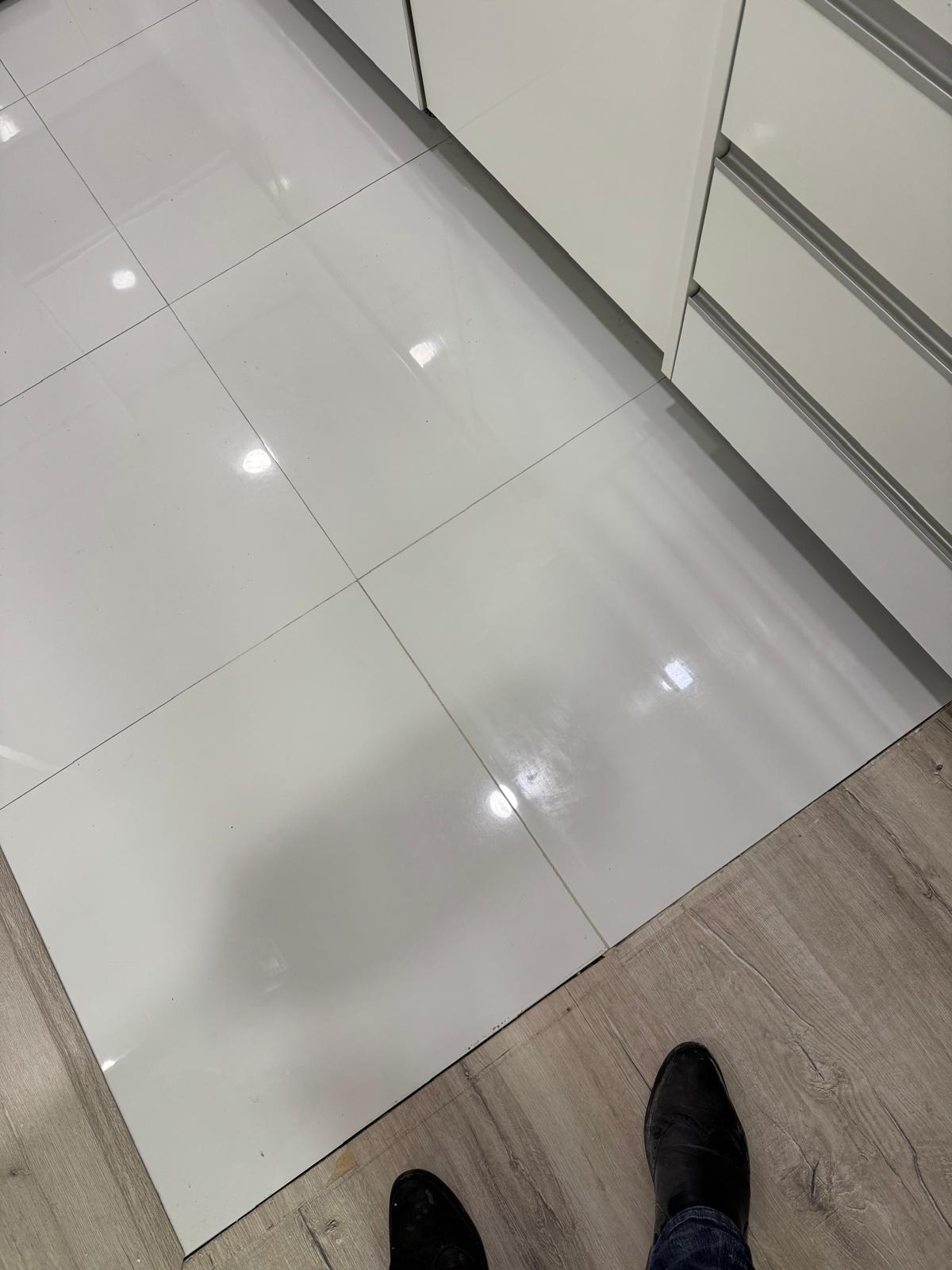 Depois: chão reparado e limpo