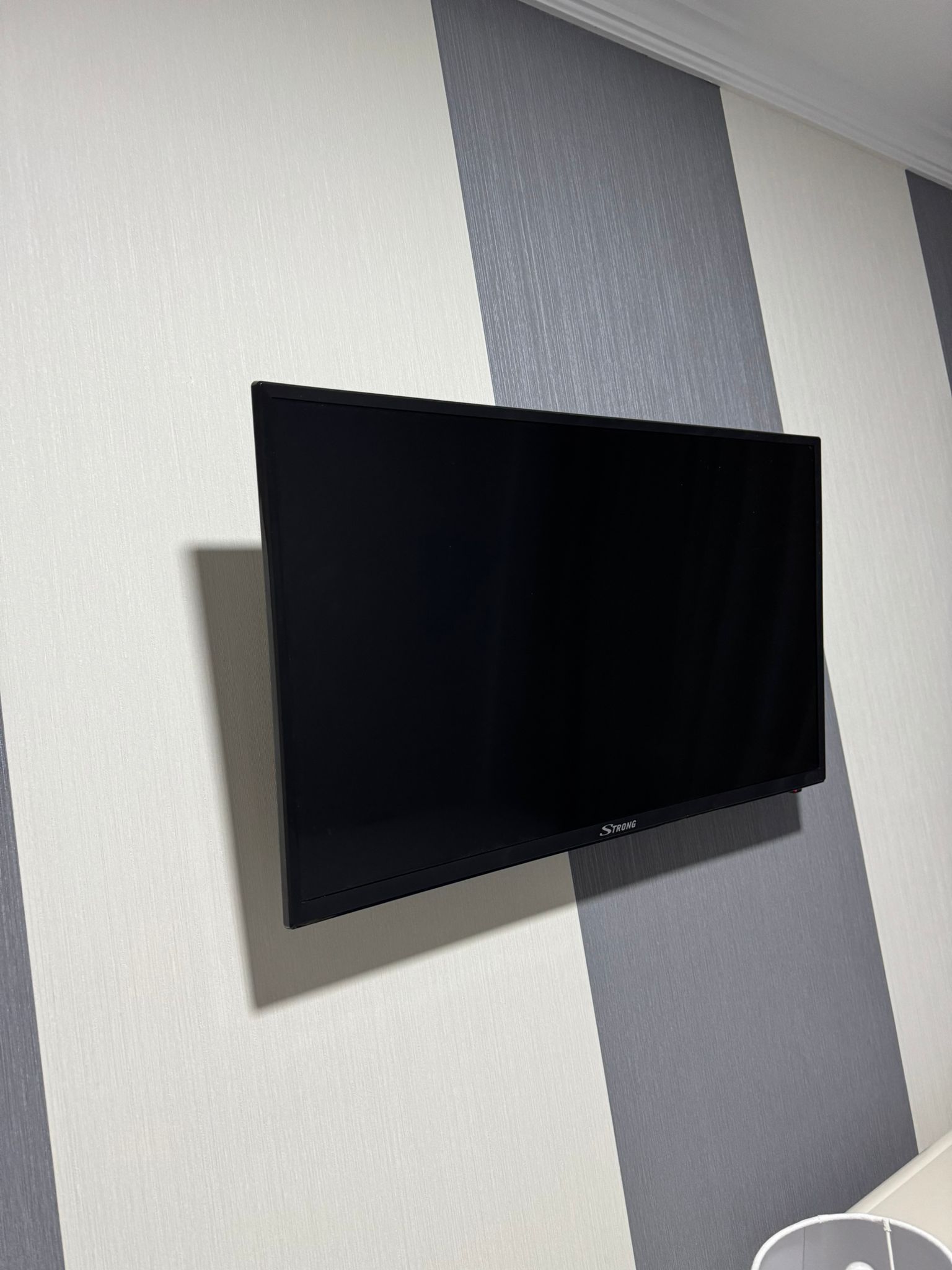 TV montada na parede (exemplo de serviço)