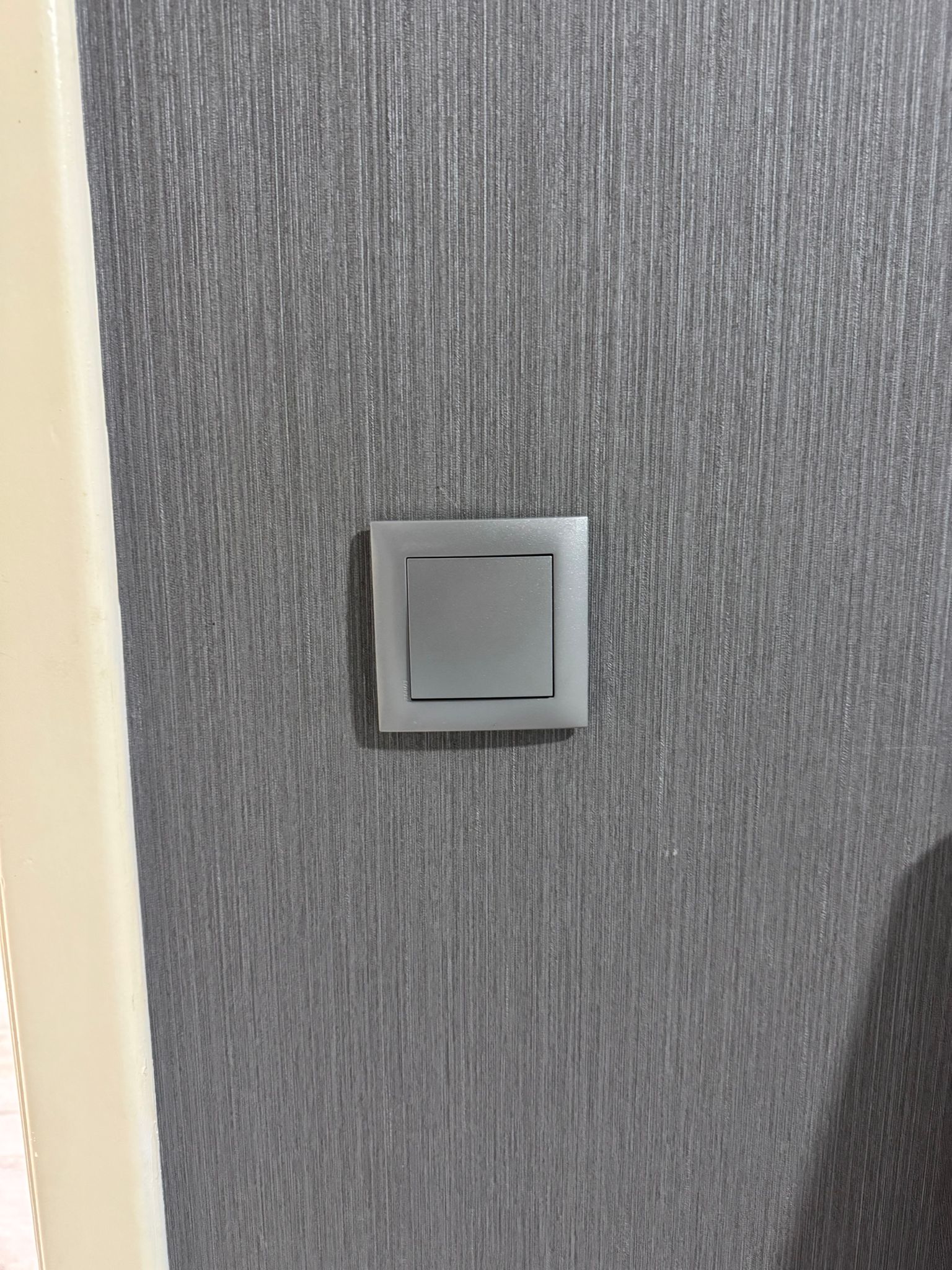 Interruptor instalado com acabamento